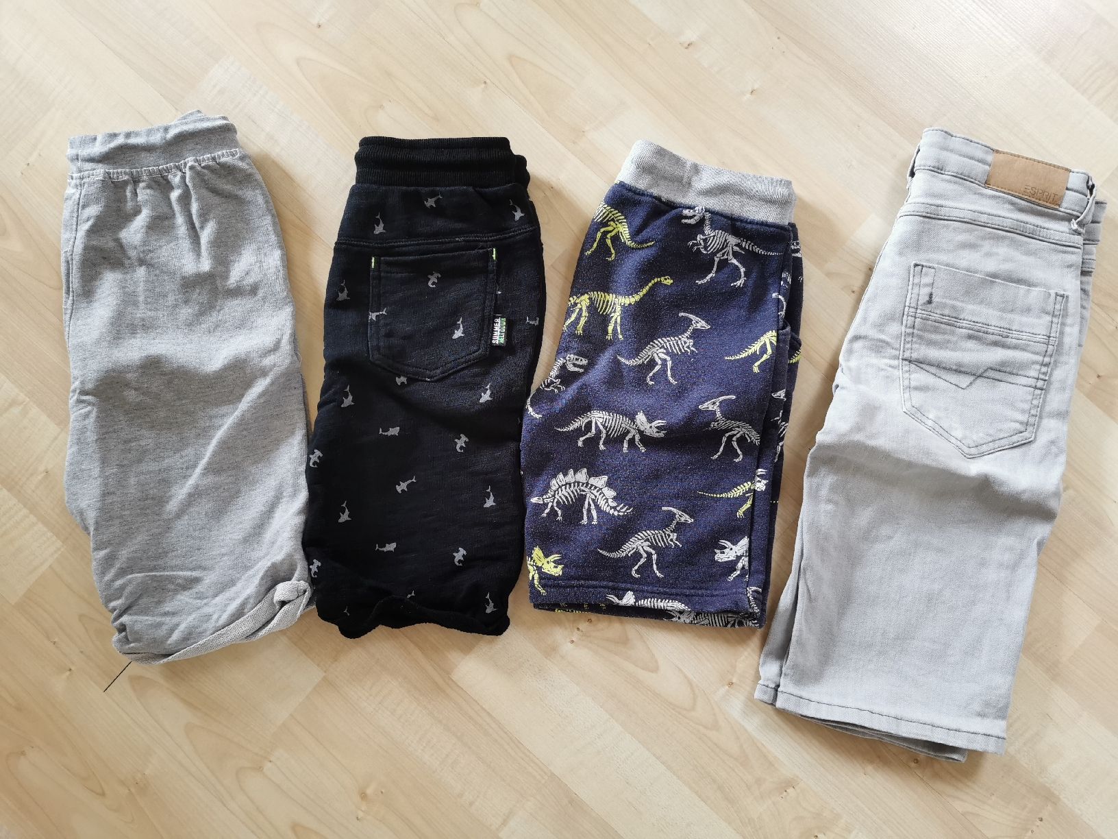 Kleiderpakete & -sets: 4 stk. shorts grösse 128 – Gebraucht aus Oberentfelden von bienemaaja