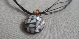 Collier vintage avec pendantif rempli de nacre