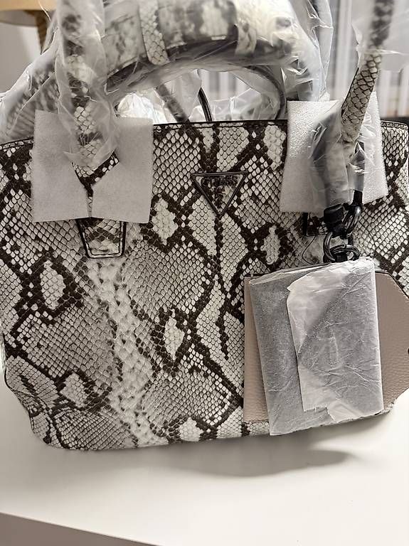 Guess Taschen für Damen: Guess Tasche – Gebraucht aus Pfäffikon ZH von cer_8rd7