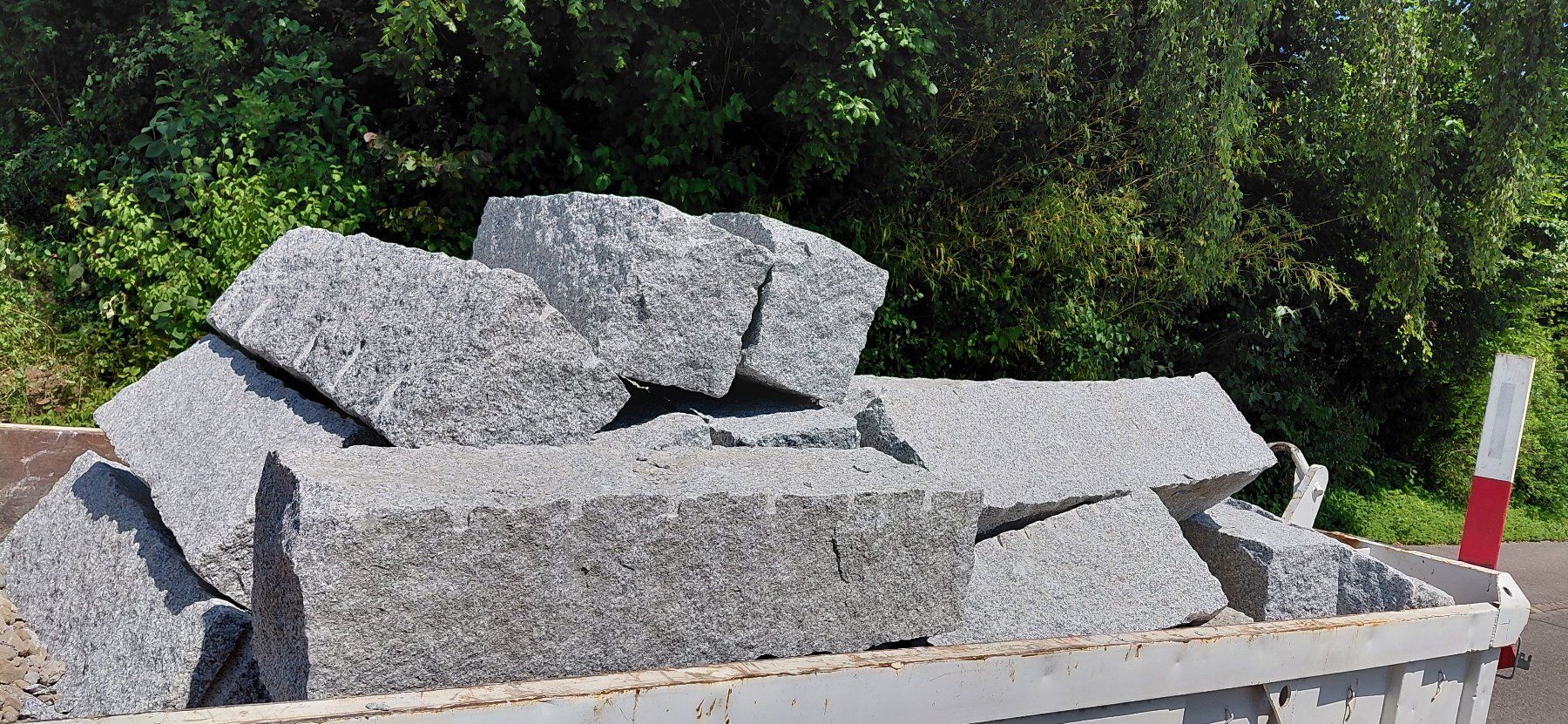 Steine & Dachziegeln: Granitblöcke polen gespalten – Neu (gemäss Beschreibung) aus Dinhard von Betonblocksteine.ch