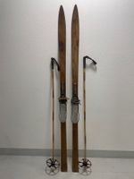 Ski (D 14), Holzski um 1940 zur Deko mit Stöcken