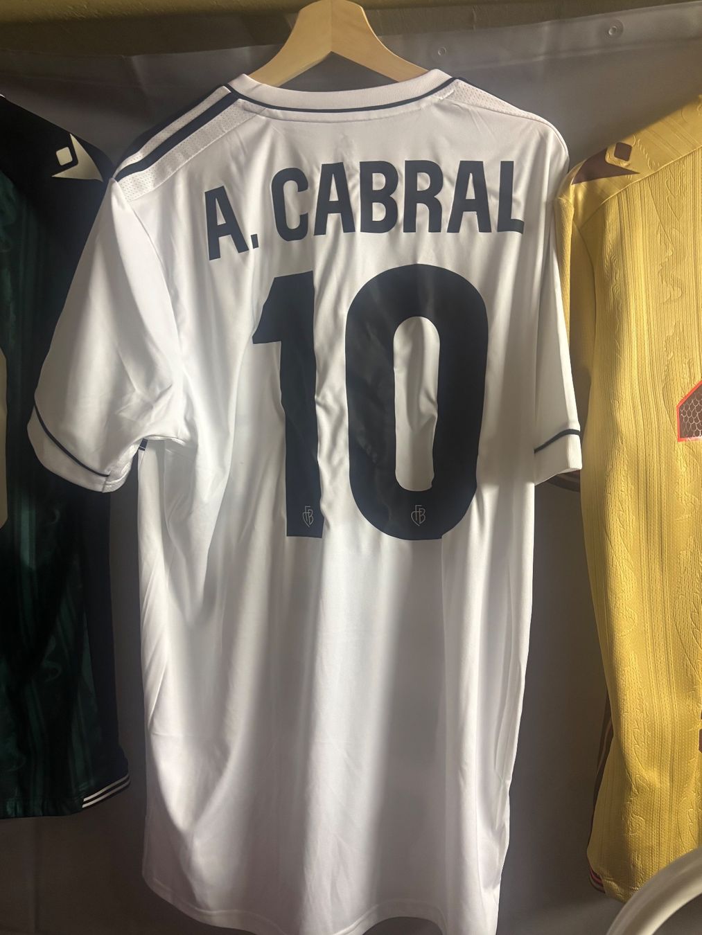Leibchen & Hosen: FC Basel Trikot A. Cabral #10, Grösse M – Gebraucht aus Basel von kleinerprinz 1