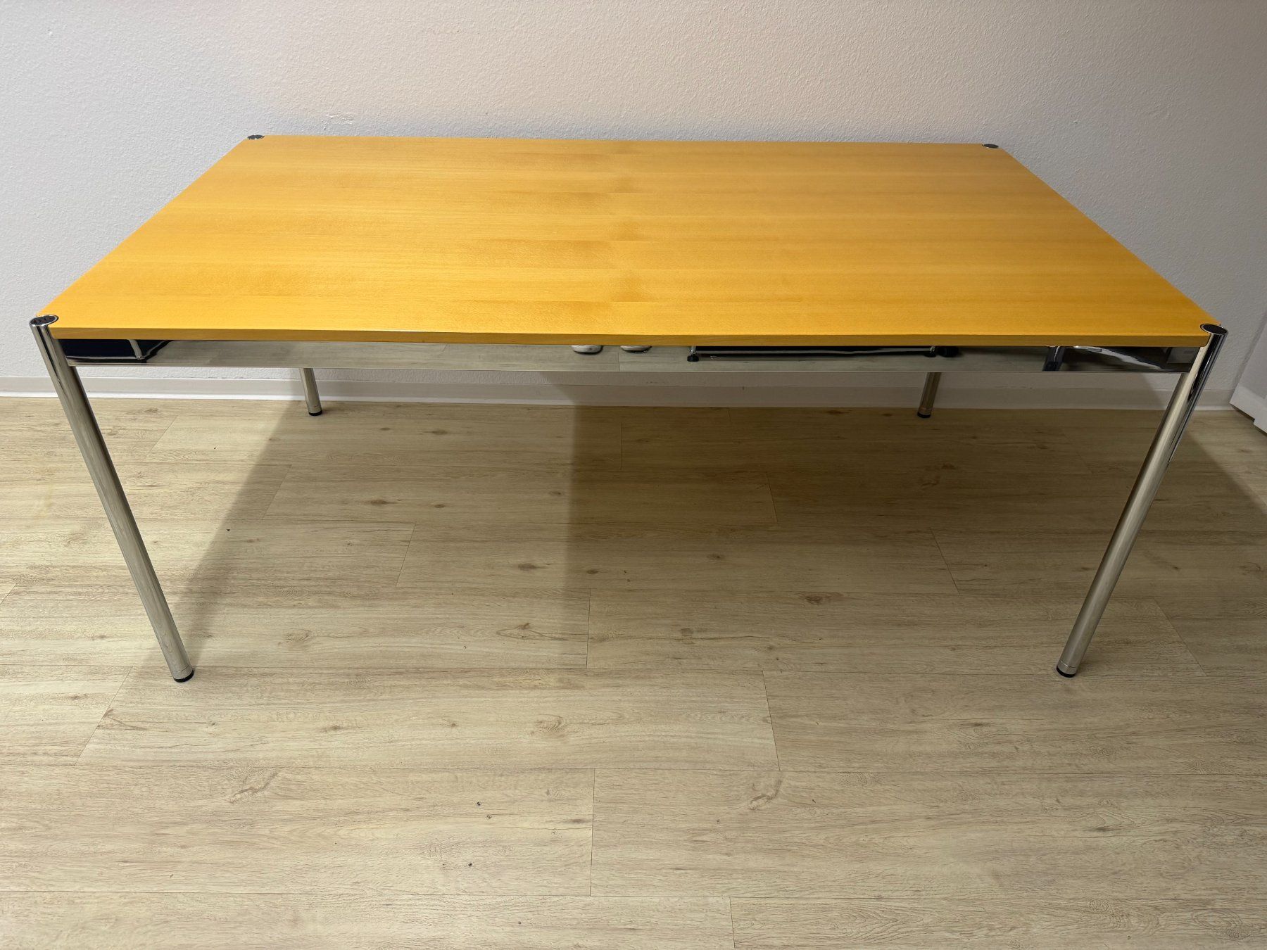 USM Tavoli: Designklassiker: USM Haller buche Tisch – Usato da Cham venduto da Urusch