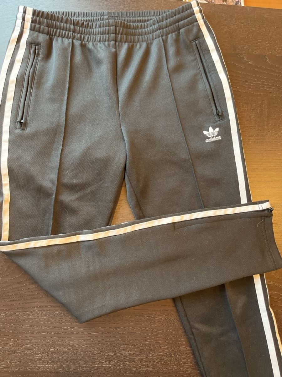 Adidas Pantaloni: Adidas Trainerhosen schwarz – Usato da Einsiedeln venduto da sandramon