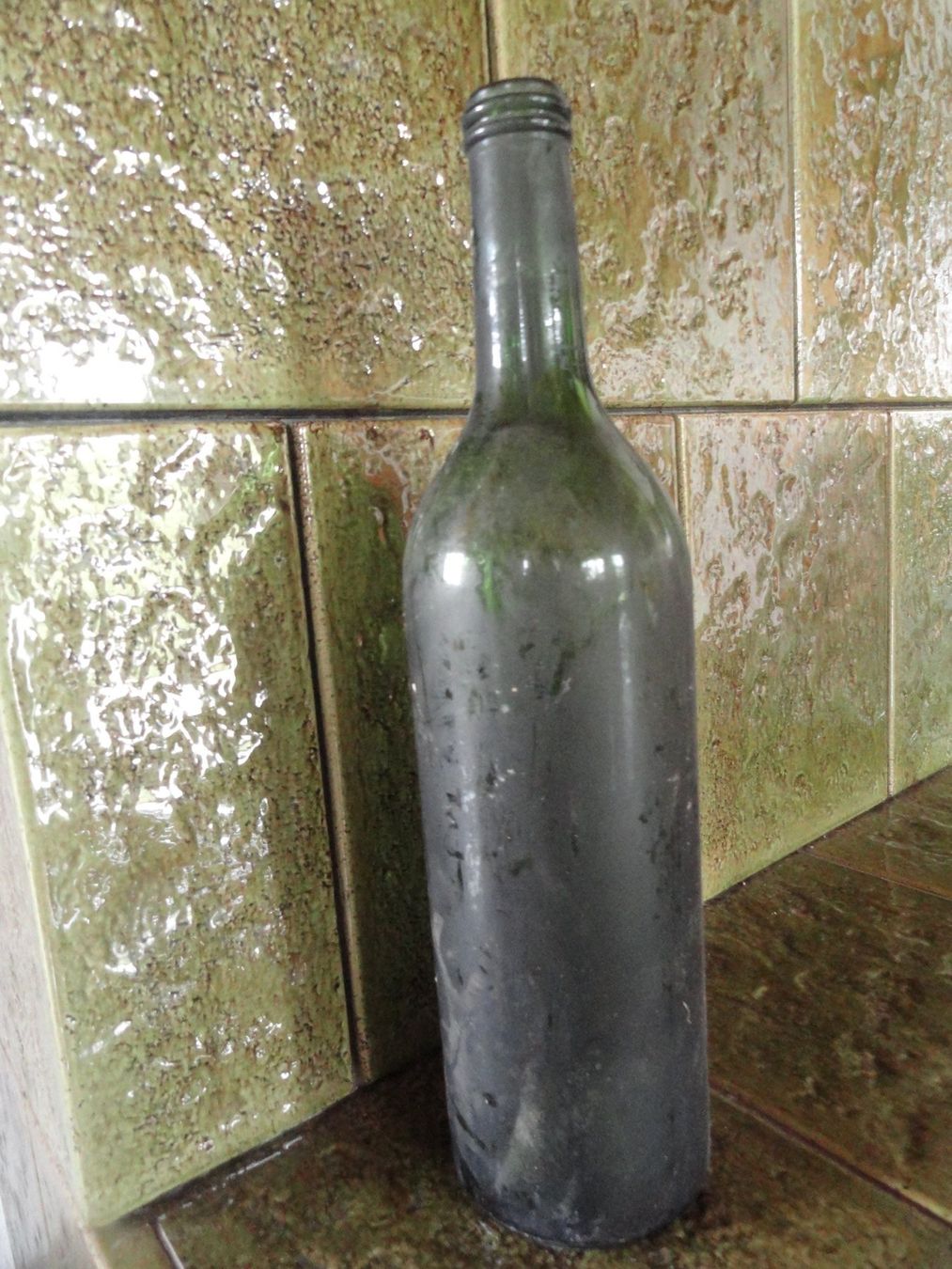 Flaschen: Alte Weinflasche mit Gravur 1964, leer – Gebraucht aus Ins von Baj