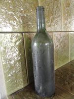 Alte Weinflasche mit Gravur 1964, leer