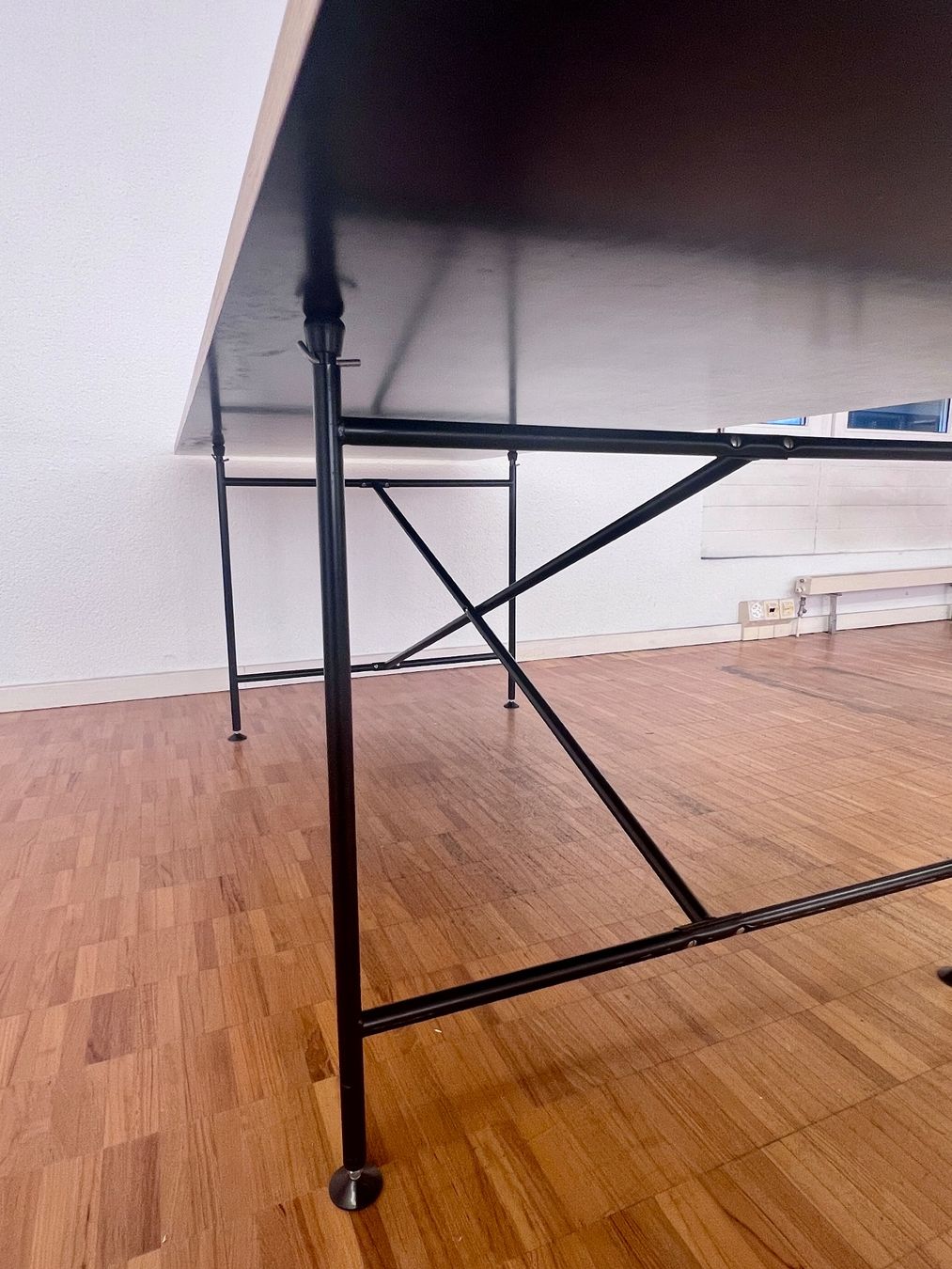 Richard Lampert Bureaux: Tischgestell Eiermann mit Tischplatte aus Sperrholz – D'occasion à Zürich par wme_n5yf 3