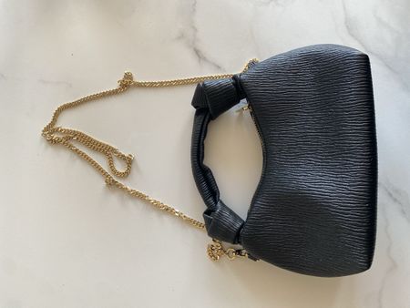 Handtasche schwarz mit Goldkette strukturierte Optik