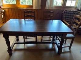 Table en bois massif, rustique, en très bon état