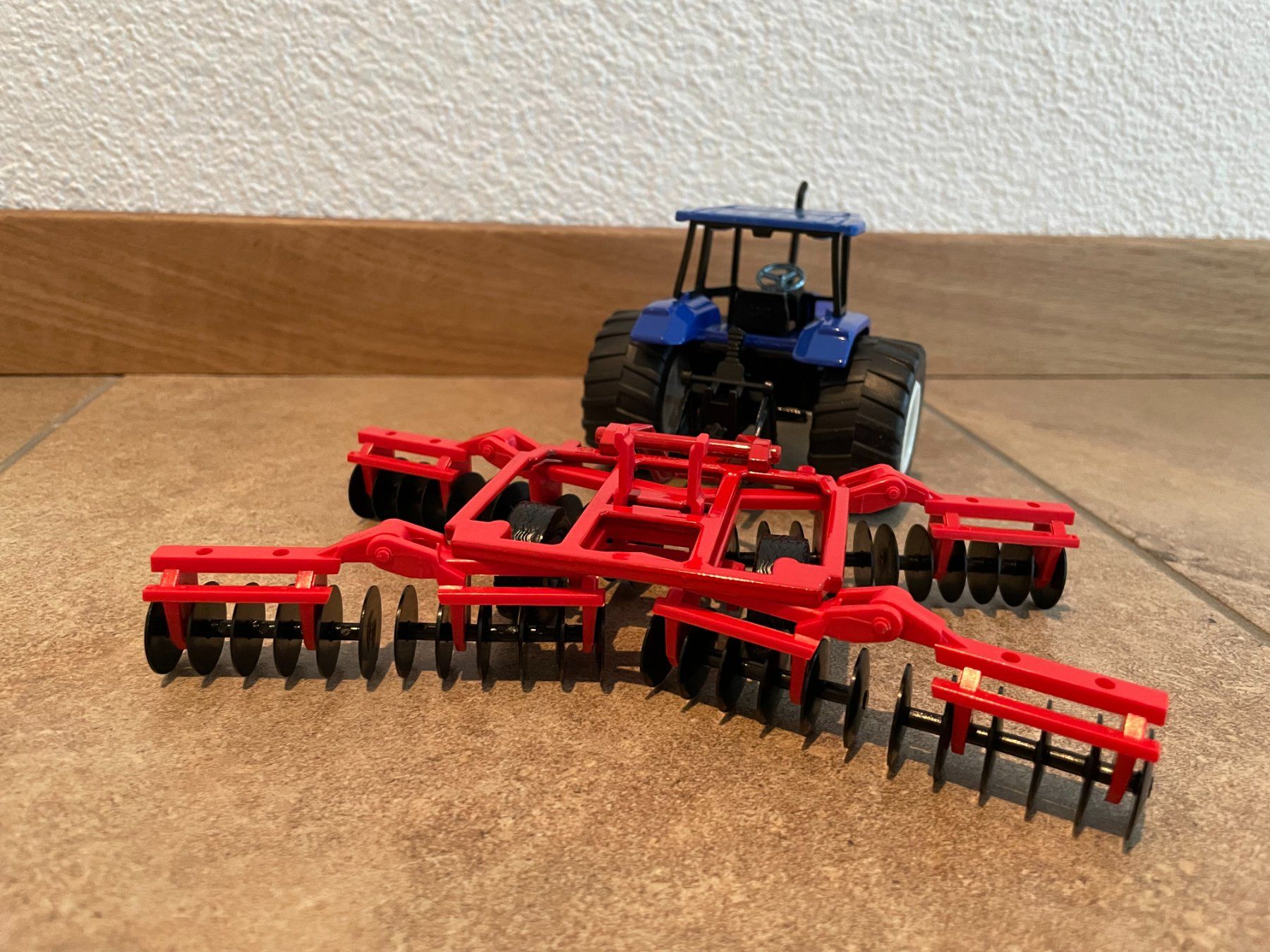 New Holland Trattori: SIKU New Holland 5635 mit Scheibenegge – Nuovo e nell'imballaggio originale da Kreuzlingen venduto da Stefan1150 3