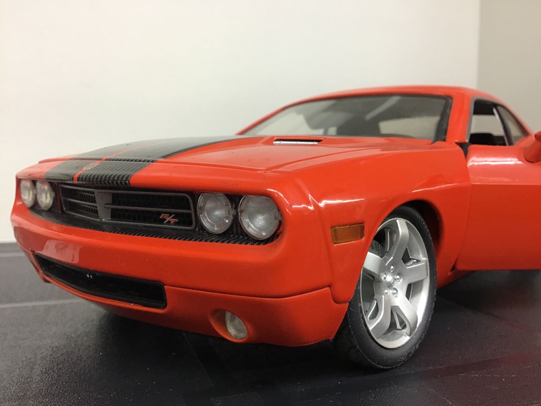 Dodge Modellautos: Dodge Challenger Modellauto, Sammlerstück, 1:18 – Gebraucht aus Männedorf von Spezial-Modelle