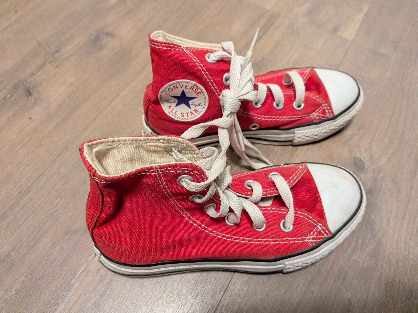 Schuhe für Jungen: 2 Paar Schuhe, Grösse 29, Converse rot und Wanderschuhe  – Gebraucht aus Riehen von senzao15 1