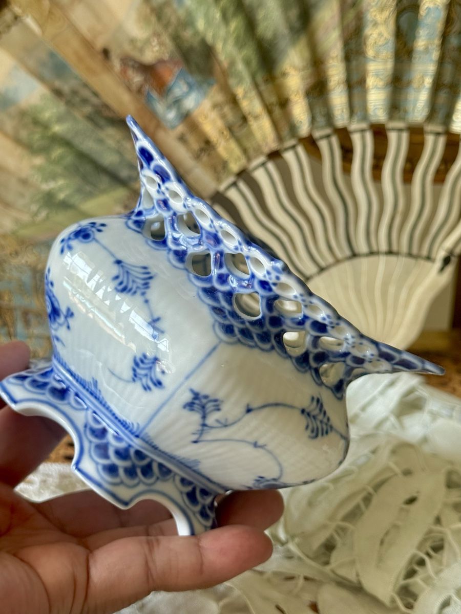 Royal Copenhagen Ciotole: Royal Copenhagen Blue Fluted full Lace cache pot – Usato da Courtaman venduto da sultan16 6