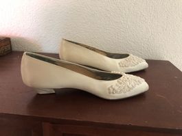 Weisse Schuhe (Satinbrokat mit dekorativen Perlen)