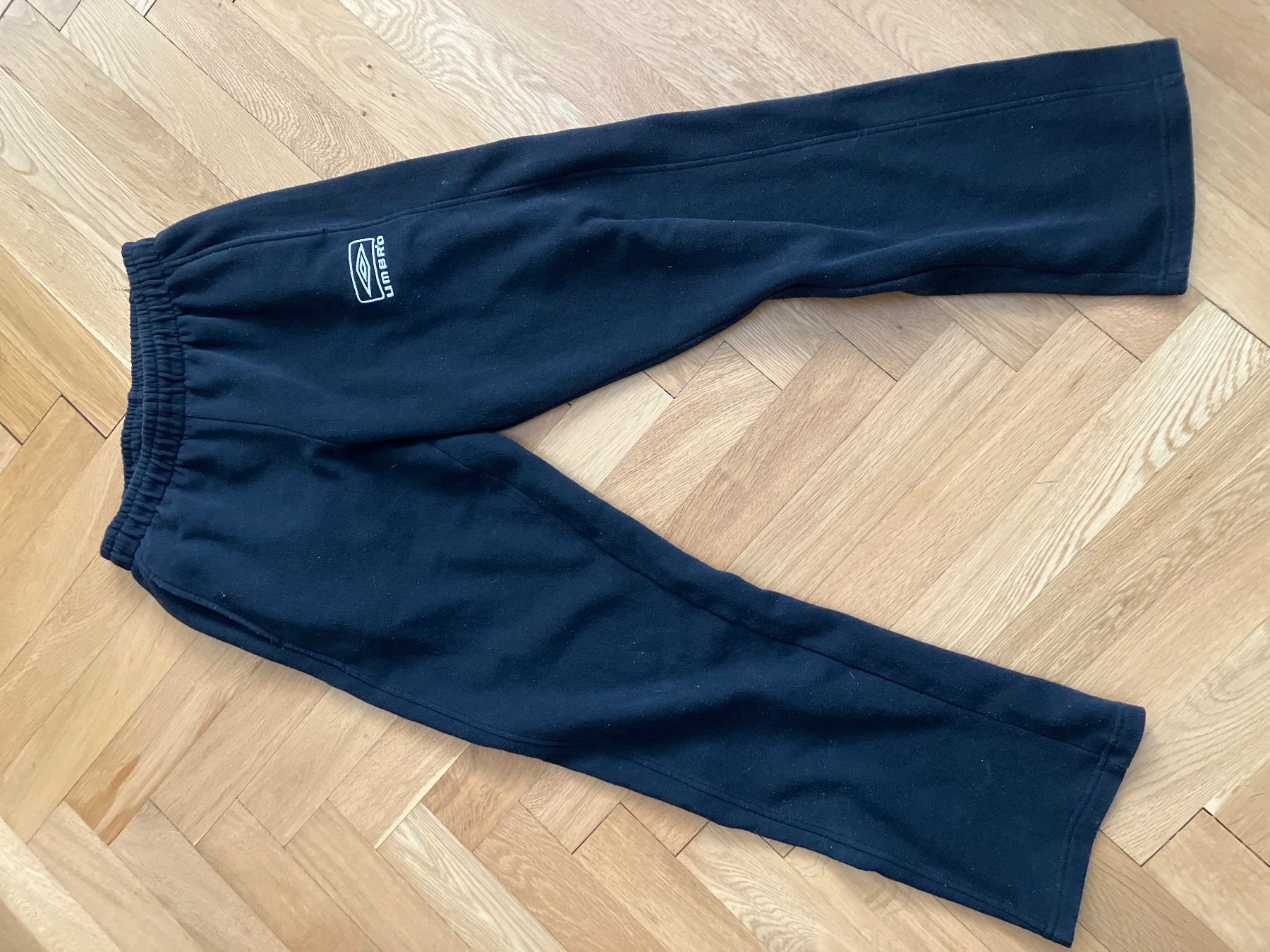 Pantaloni: Schwarze Umbro Trainingshose, Gr. M oder L – Usato da Bern venduto da ann_v2kg