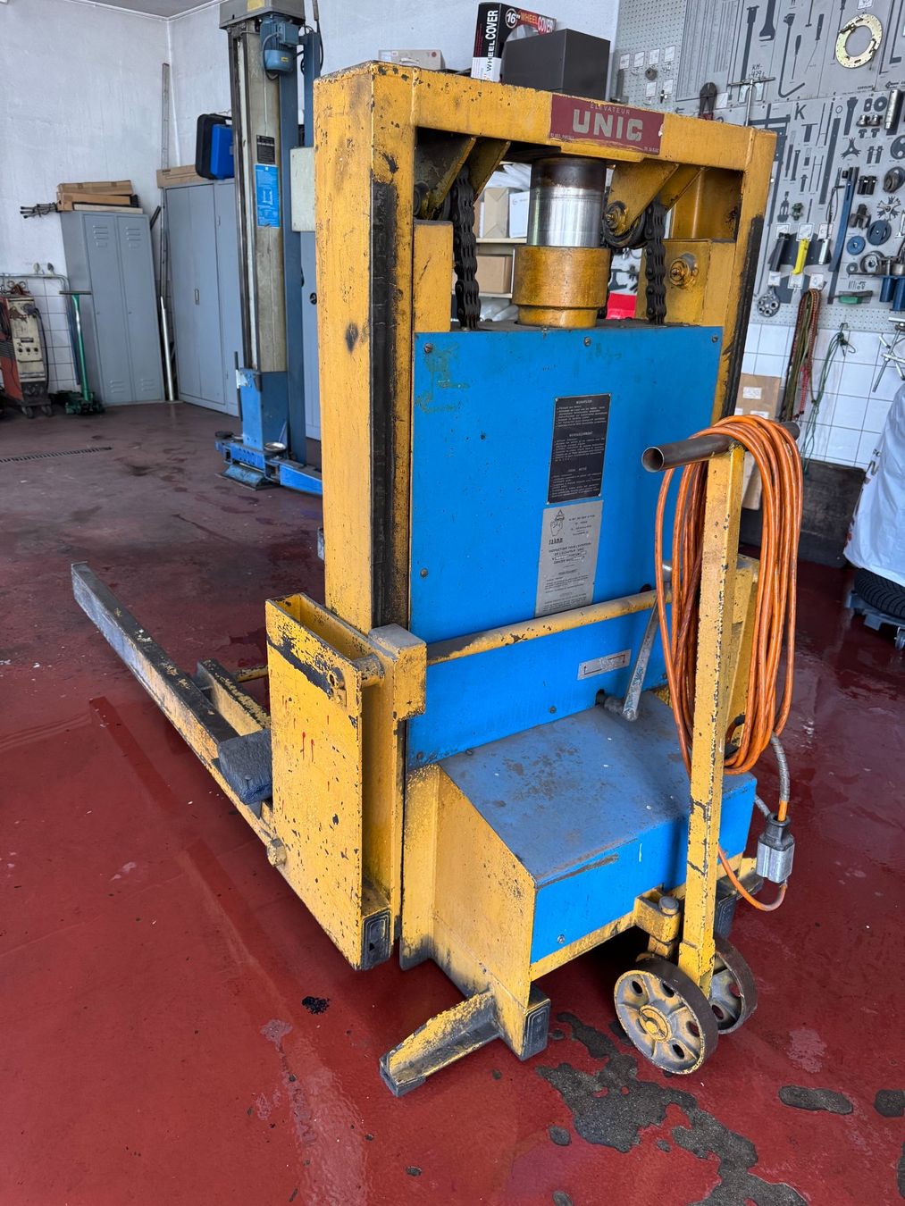 Piattaforme elevatrici & Crick: Autolift, Hubmaststapler, Hebebühne – Usato da Mühlethal venduto da Pmoby