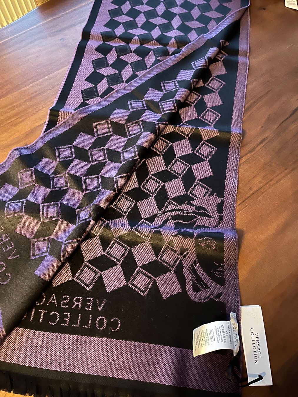 Versace Foulard & Sciarpe: Versace Collection scarf new with label – Nuovo e nell'imballaggio originale da Bôle venduto da lau_wc66 1