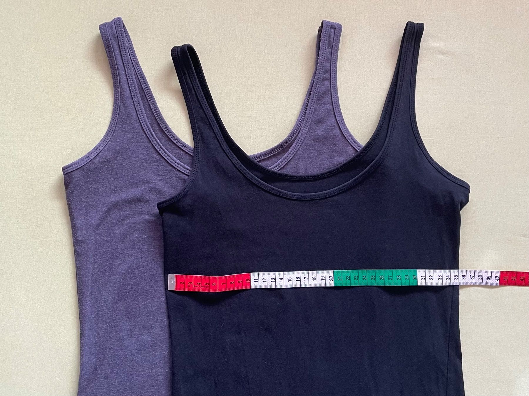 Tops: 2 Basic Tops Tank Tops schwarz und grau Grösse 34-36 – Gebraucht aus Winterthur von secondhand_love 7