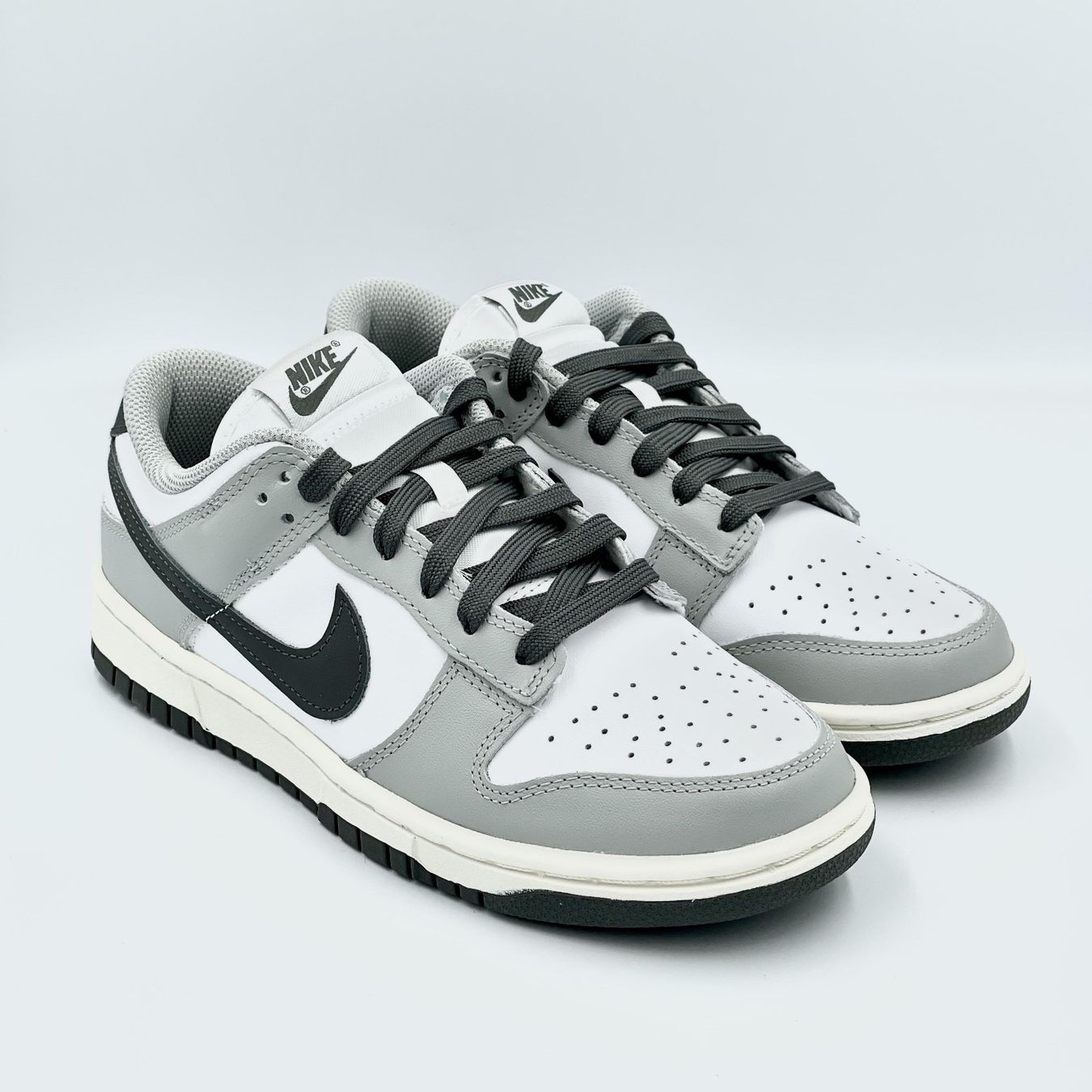 Nike Scarpe da donna: Nike Dunk Low Light Smoke Grey EU 40 – Nuovo e nell'imballaggio originale da Erlinsbach venduto da sasneakers