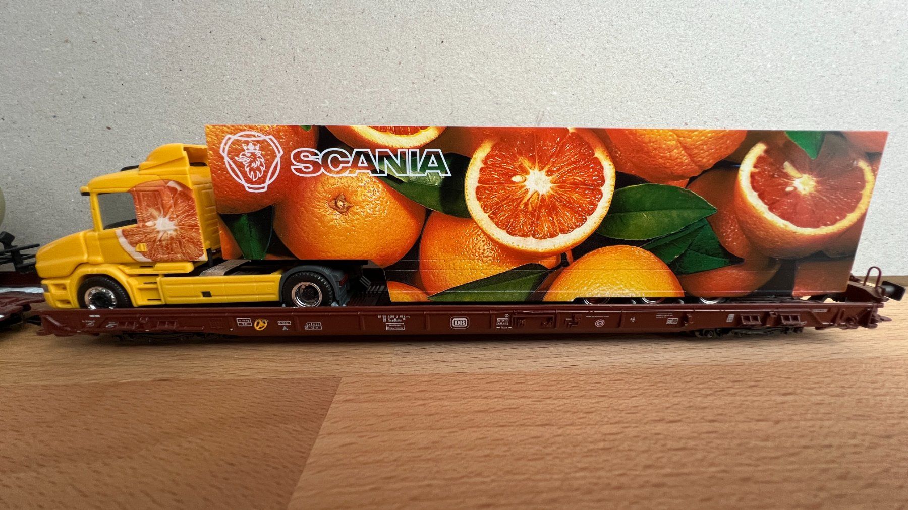 Märklin Modellini di ferrovie: Märklin Hupac Wagen mit div. LKW – Usato da Boswil venduto da Jeffmery 3