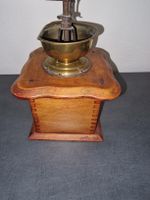 Antike Kaffeemühle, Holz mit Schublade, Handmühle