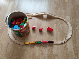 Holzeisenbahn und Holzklötze