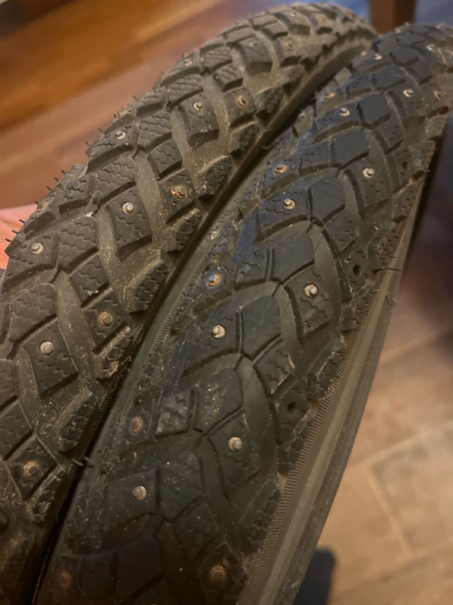 Ersatzteile: 2 Velopneu mit Spikes  – Gebraucht aus Malters von Adiscola