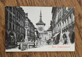 Belebte Strasse vor dem Zeitglockenturm in Bern