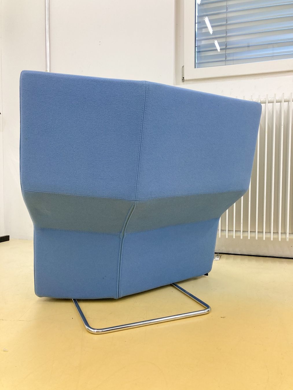 Classicon Poltrone: Classicon Chaos Chair, Konstantin Grcic, taubenblau – Usato da Basel venduto da Minim 3
