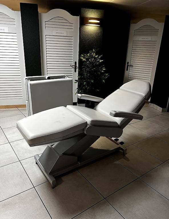 Fauteuils de soin: Kosmetik-/Behandlungsliege  – D'occasion à Basel par inf_9cp2