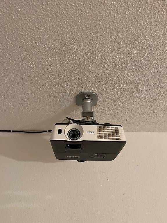 Videoprojektoren: BenQ Beamer – Gebraucht aus Zürich von MarkQwerty