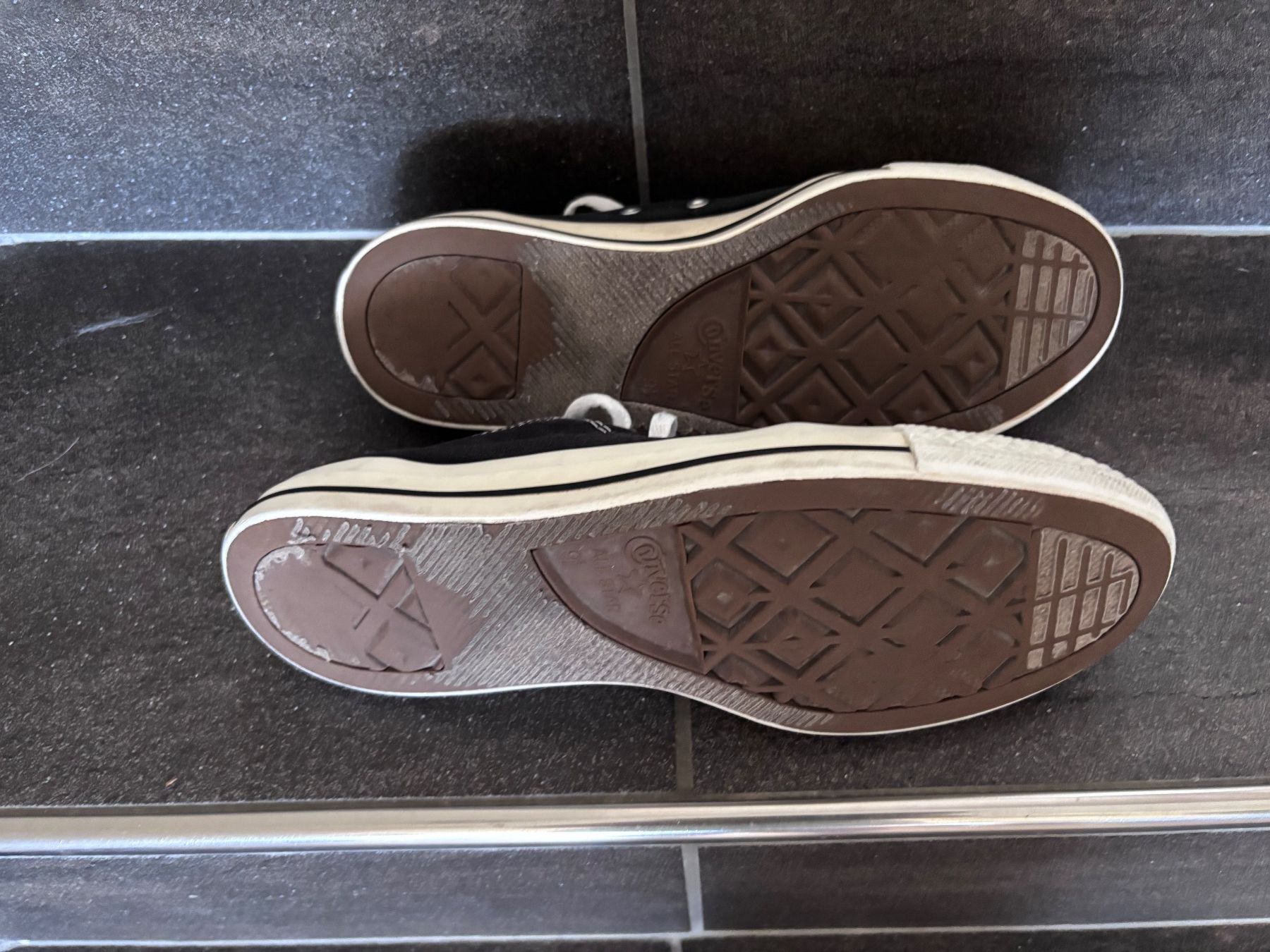 Converse Herrenschuhe: Converse schwarz 43 – Gebraucht aus Balsthal von Uroby 2