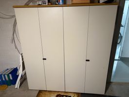 2 weisse Schränke