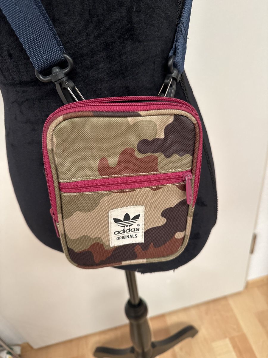 Adidas Taschen: Adidas Umhängetasche  Tasche klein – Gebraucht aus Oberweningen von Jogi2 1