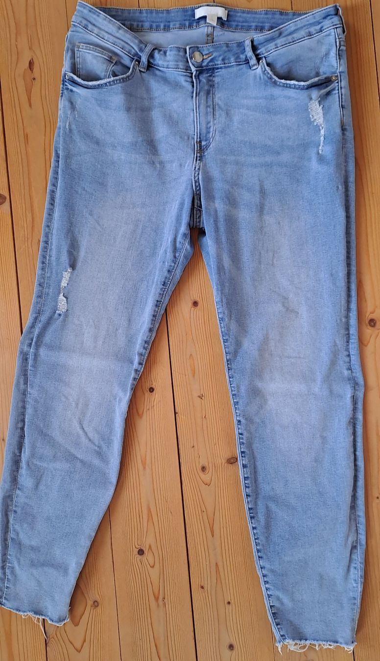 H&M Jeans: Skinni Stretchjeans cropped/destroyed Gr. 42+ – Usato da Zell ZH venduto da fossilchen