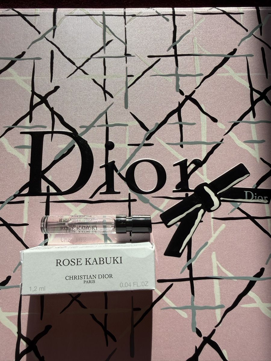 Dior Profumi & Eau de Toilette: Dior La Collection Privée Rose Kabuki 1.2ml – Nuovo e nell'imballaggio originale da Luzern venduto da sas_r89l