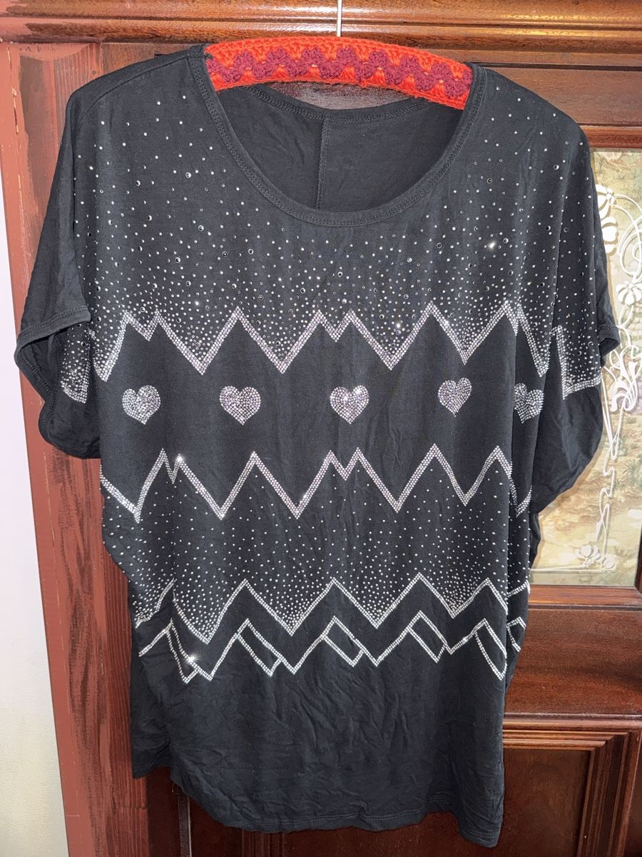 T-shirt: Tshirt mit Glitzersteinchen  – Usato da Obfelden venduto da cesarina10 2