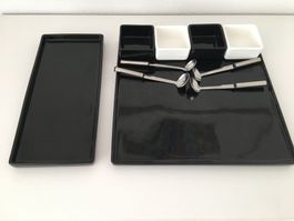 2 Fleischteller mit Saucenschalen + 4 Löffeln /schwarz-weiss