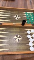 Antikes Backgammon Brett mit Spielsteinen und Würfel