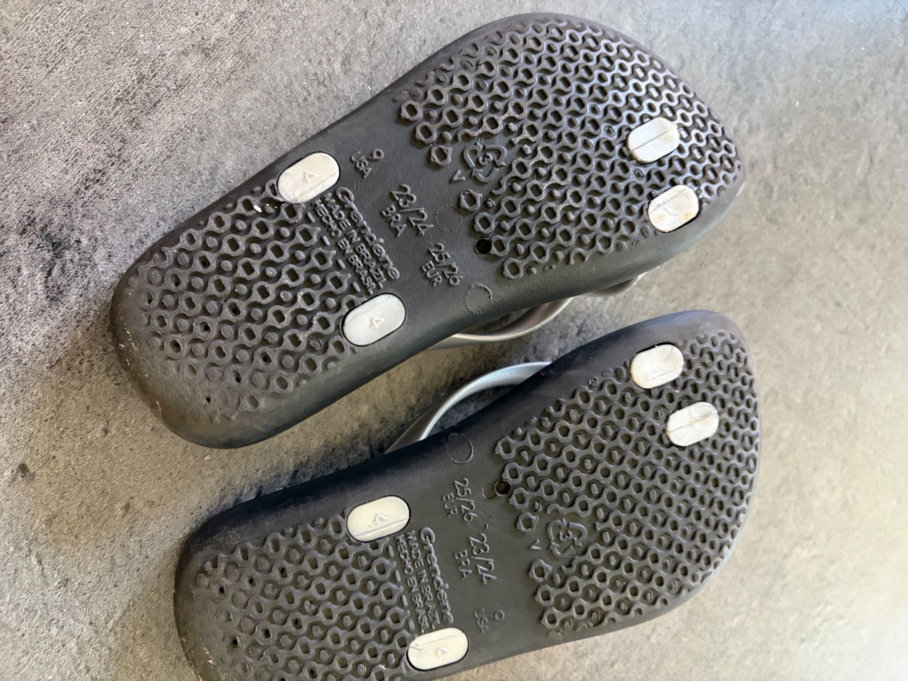 Ipanema Schuhe für Mädchen: Tongs Ipanema gris et noires – Gebraucht aus Liddes von Couik 1
