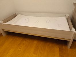 Kinderzimmer bestehend aus Wickeltisch,Bett und Schrank