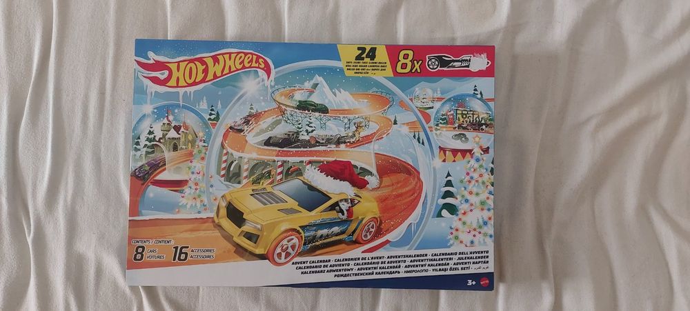 Hot Wheels Calendrier De L’Avent 2024 - 8 Voitures 1/64 + 16 Accessoires Hiver + Tapis De Jeu - 24 Surprises