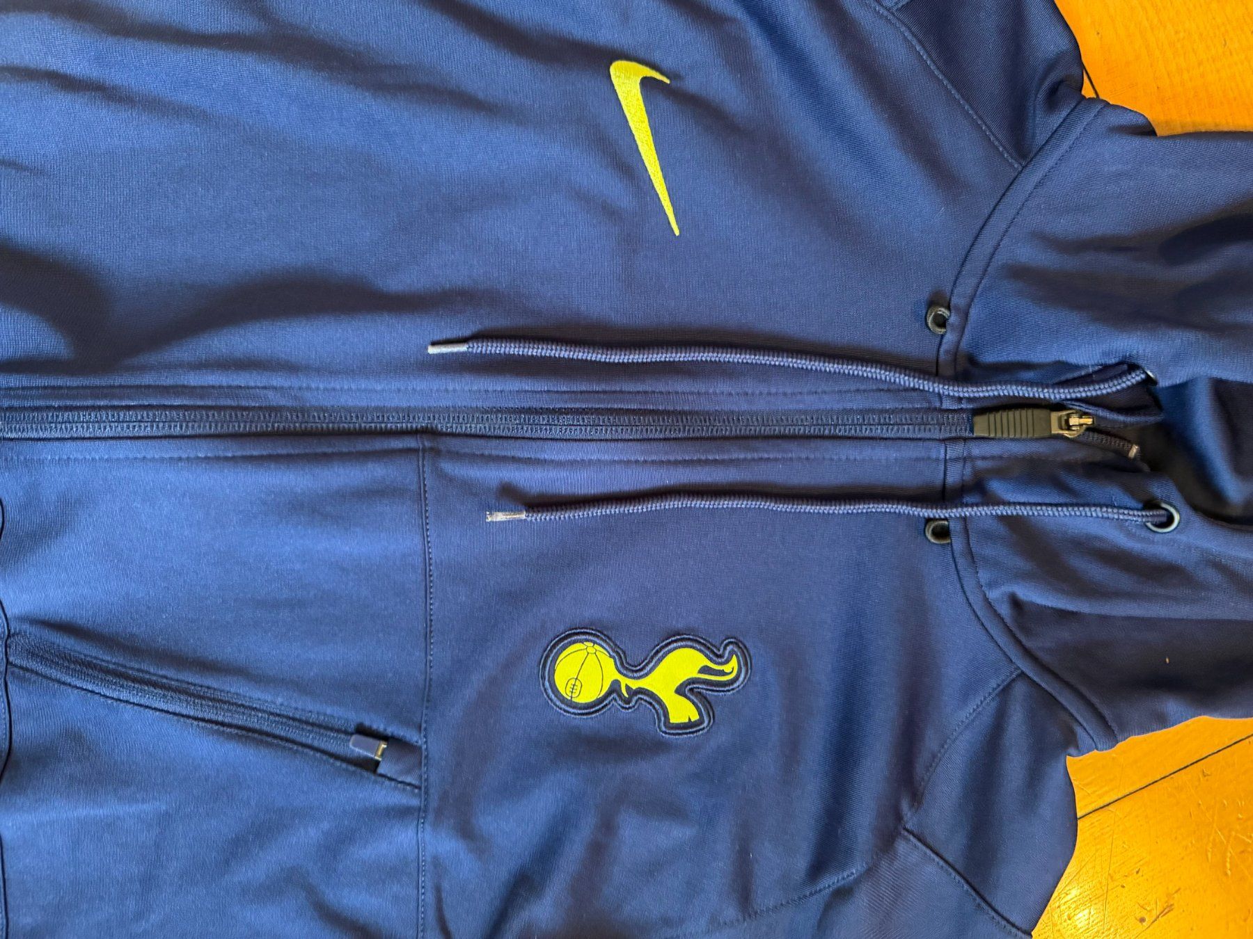 Vestes: Veste à capuche Tottenham Nike bleu marine – D'occasion à Genève par rij_7zrr 1