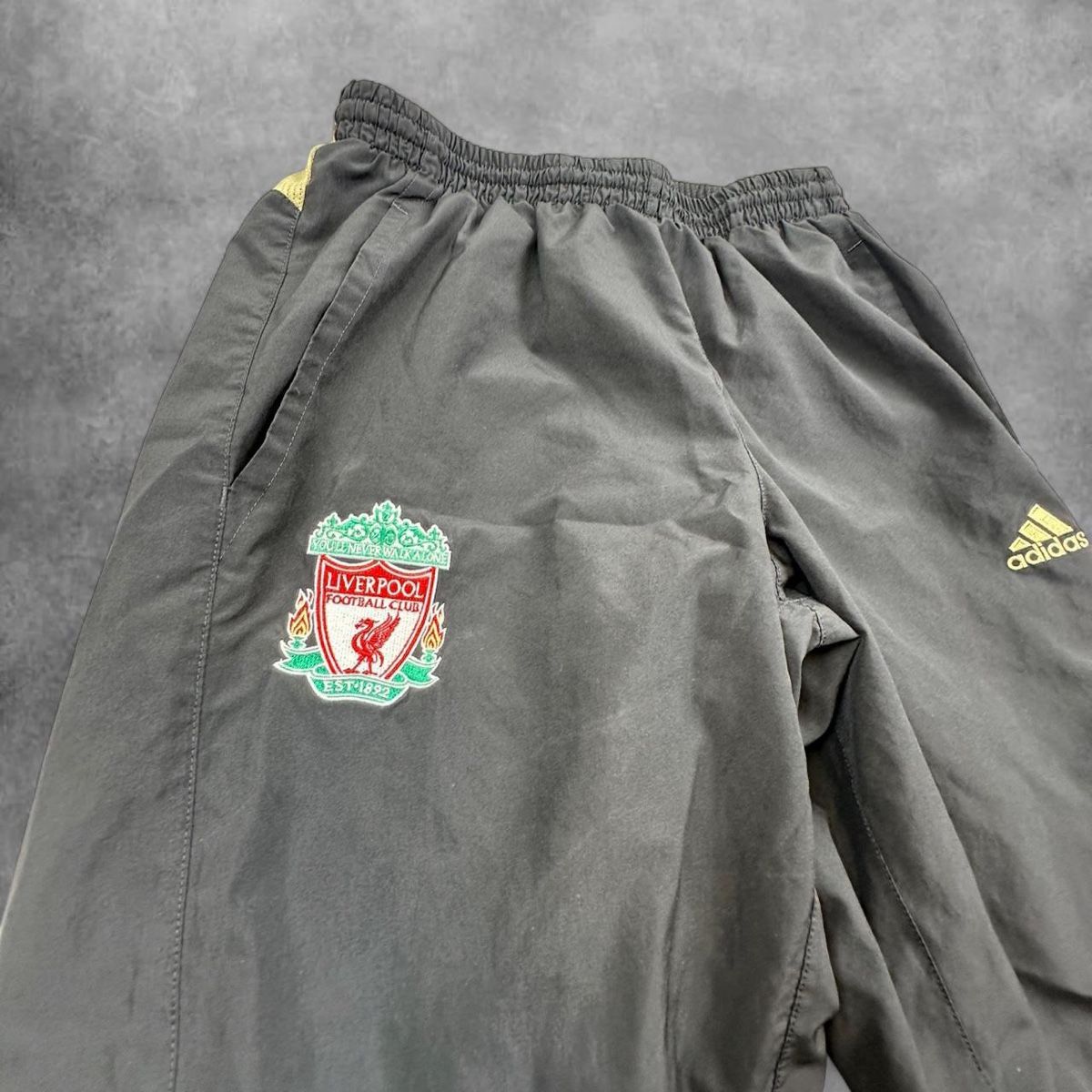 Adidas Pantaloni: Adidas Liverpool trackpant – Usato da Erlinsbach SO venduto da TogaResell 1