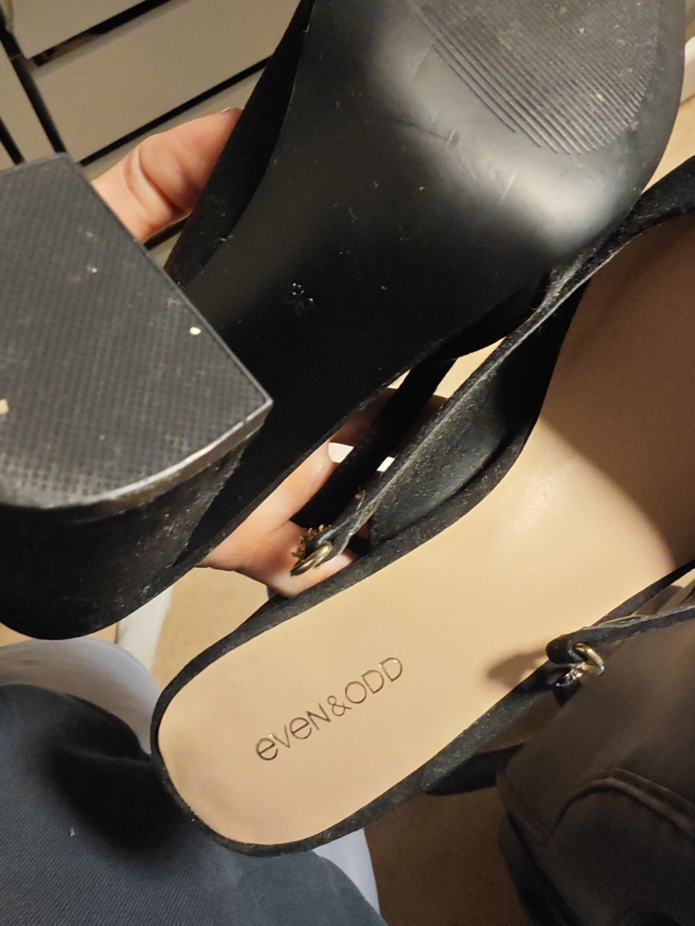Scarpe da donna: Schwarze Even&Odd Pumps Gr. 39 mit Goldkette – Usato da Wädenswil venduto da macik 2