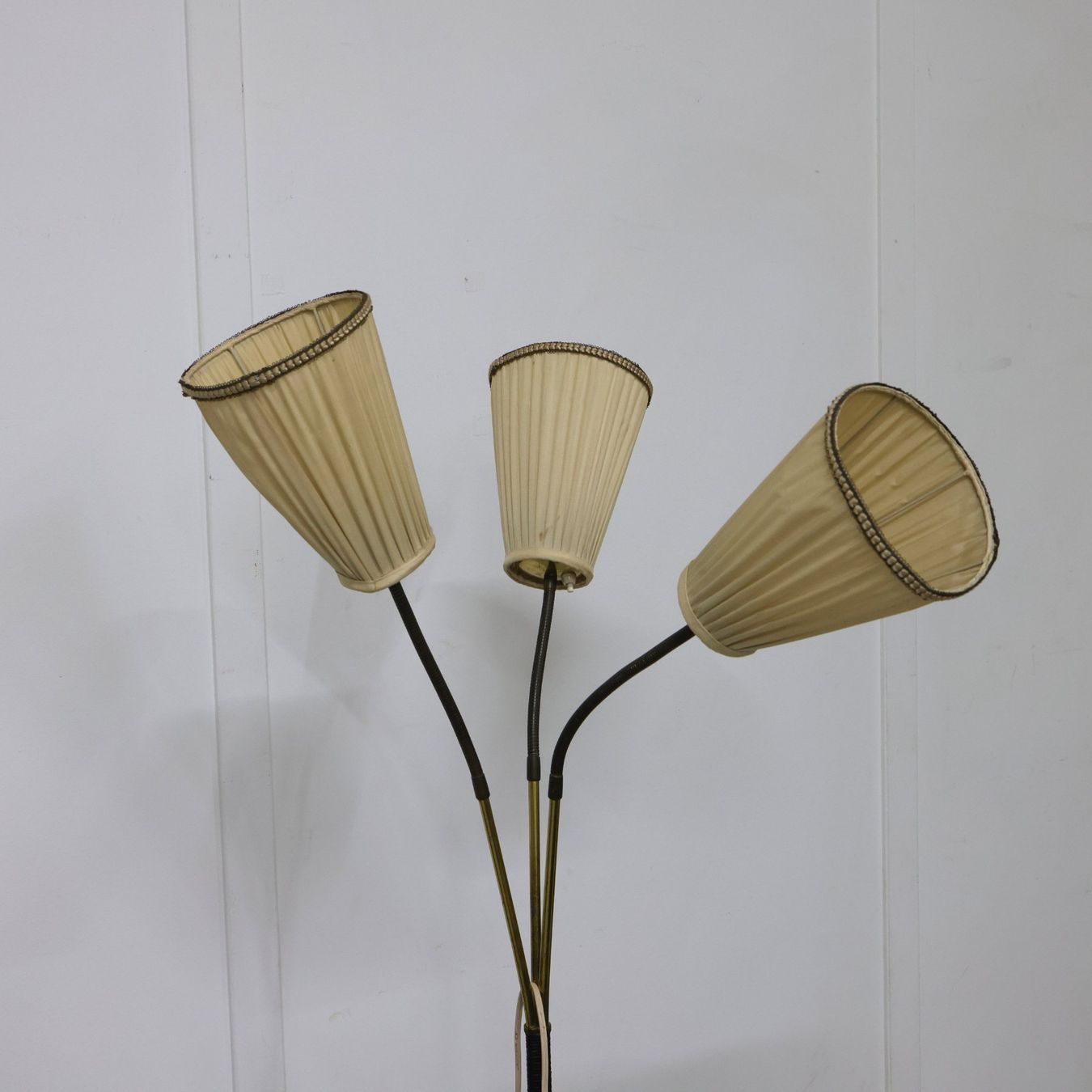 Lampade: Dreiflammige Vintage-Stehlampe – Usato da Volketswil venduto da brockipfannenstil 1