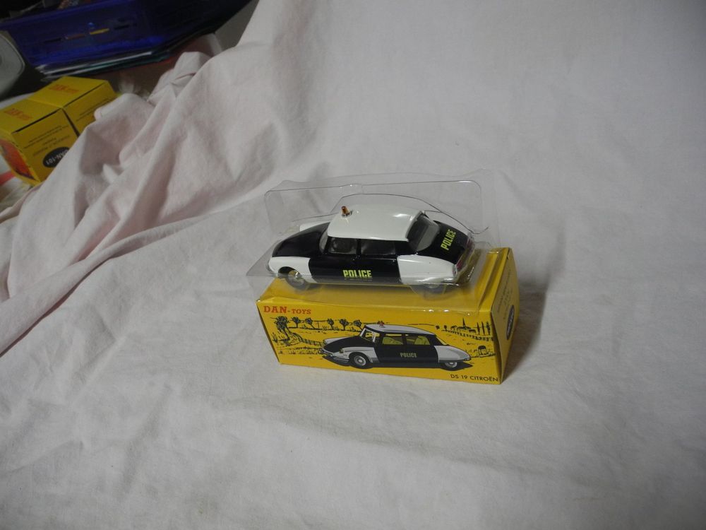 Citroën HY Police Secours – Dan Toys Dinky – Réplique Jouet Ancien – Gyrophare Lumineux (pile Non Incluse) – Import Norev – Modèle Collector