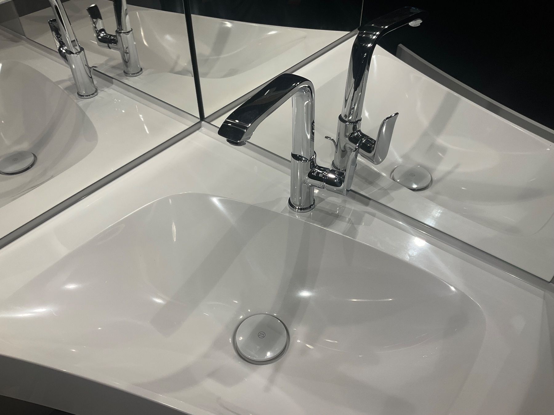Mobili per bagno: 046 Burgbad Eckbadmöbel, grau, mit Hocker, 122/85cm – Nuovo (secondo la descrizione) da Derendingen venduto da Meisterstuecke 6