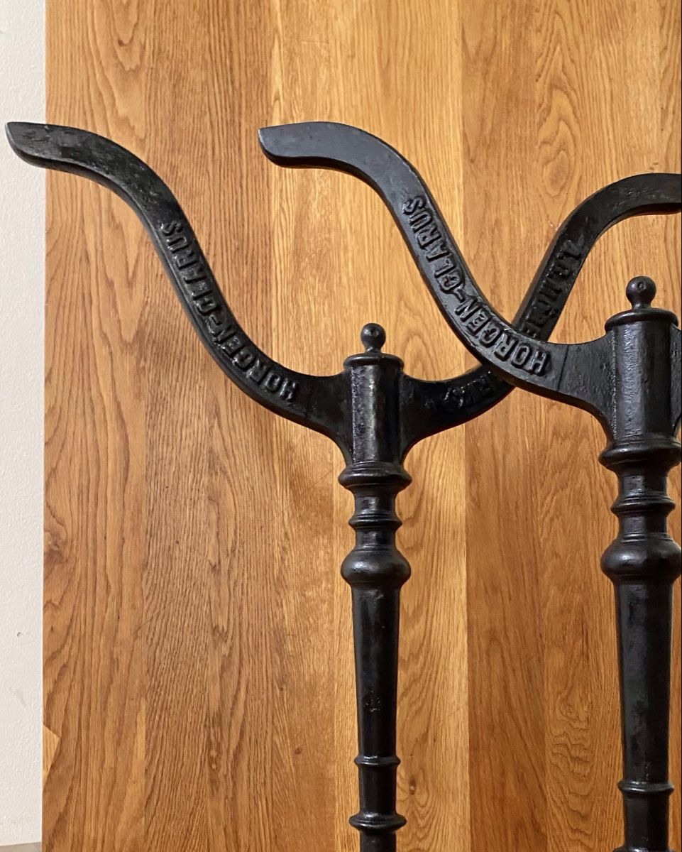 Horgen Glarus Tische: Tisch Esstisch Beizentisch Eiche Horgenglarus Gussfüsse – Gebraucht aus Wetzikon ZH von Deuxieme.shop 1