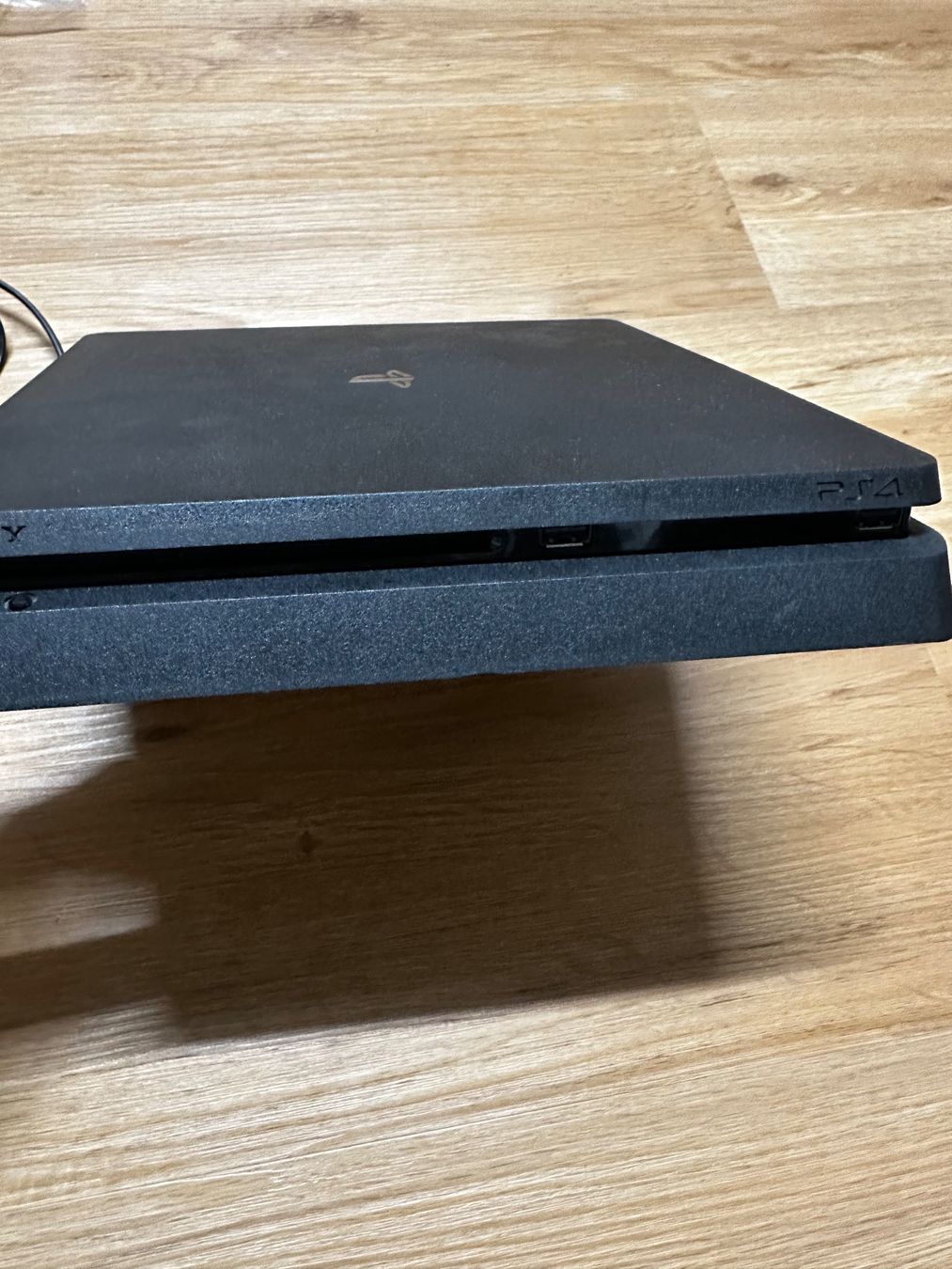Sony Konsolen: PlayStation 4 Slim mit zwei Controllern – Gebraucht aus Embrach von ale_z5t9 1
